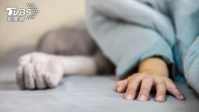 半夜起床上廁所！老翁突倒地「早上才被發現」送醫不治　妻子悲慟「自責一事」醫師曝奪命主因