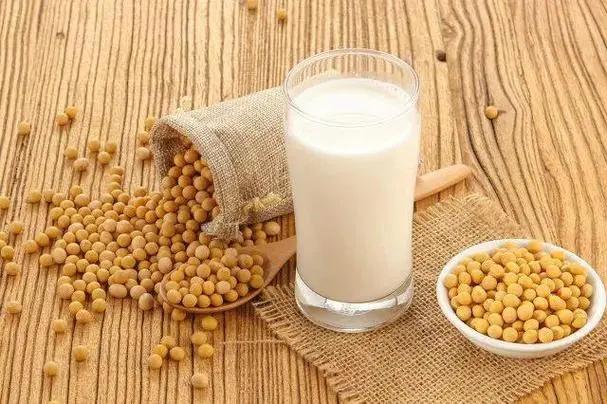 都是蛋白質寶庫！天天「喝豆漿」的人和「喝牛奶」的人　哪個更長壽：哈佛研究公布答案