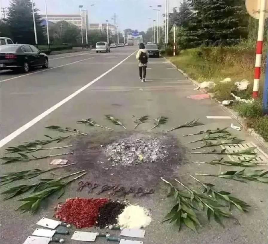 路邊燒紙痕跡「被樹枝剪刀包圍」畫面超詭異！老一輩曝用途「 見到記得快點閃」