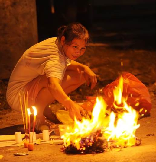 路邊燒紙痕跡「被樹枝剪刀包圍」畫面超詭異！老一輩曝用途「 見到記得快點閃」