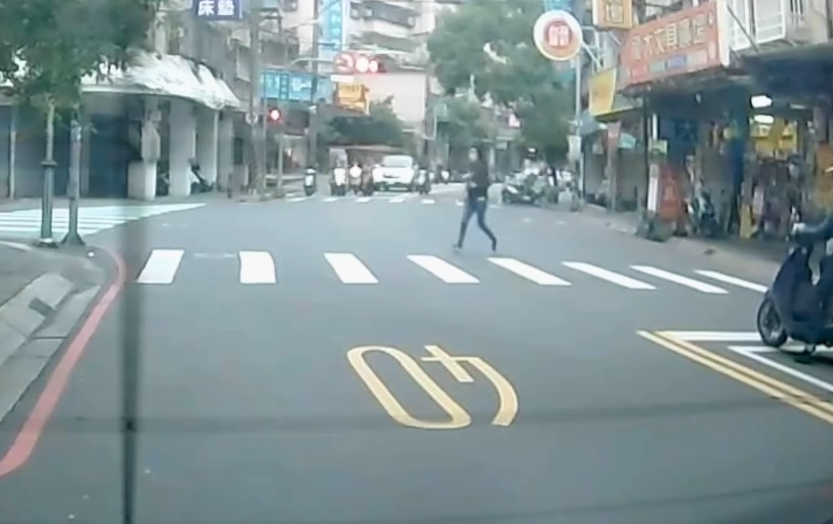 綠燈倒數2秒急過馬路竟挨罰 網友熱議：原來閃爍綠燈有這規定！