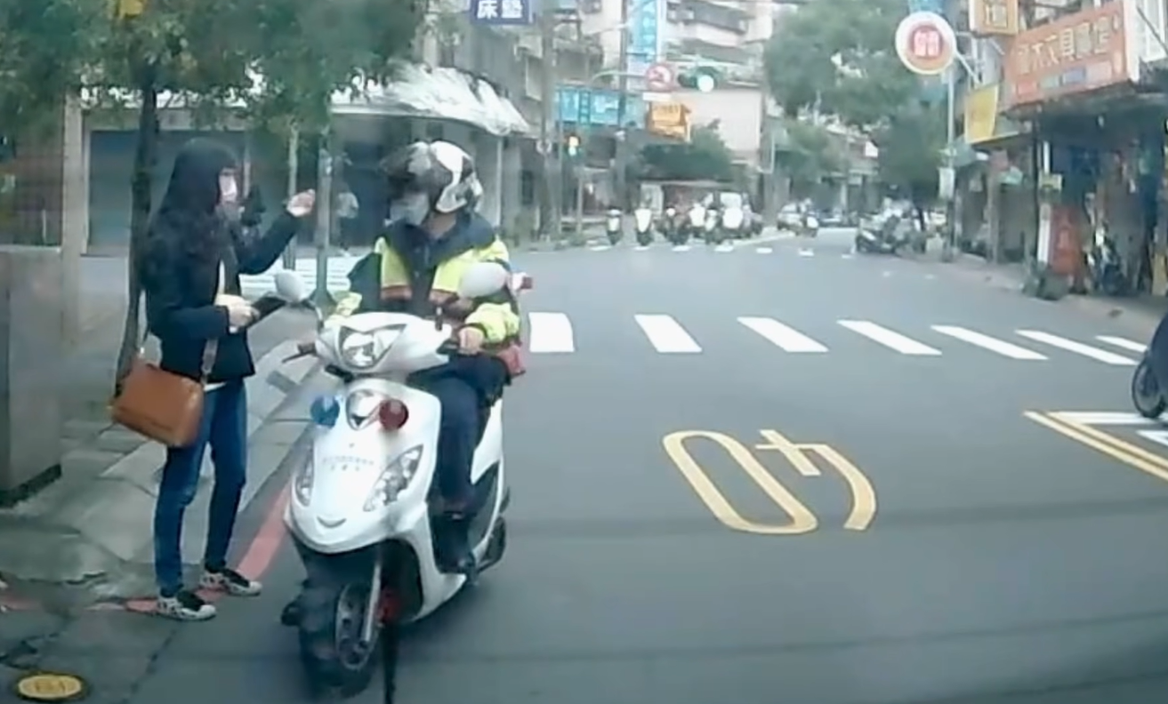 綠燈倒數2秒急過馬路竟挨罰 網友熱議：原來閃爍綠燈有這規定！