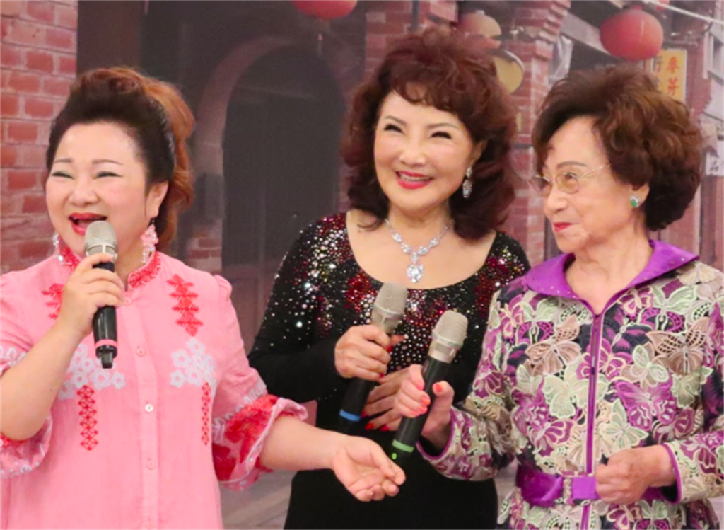旅美40年返台！台灣歌后曝103歲媽媽肺炎病危「展驚人現況」　「四代同堂畫面」母女像姊妹