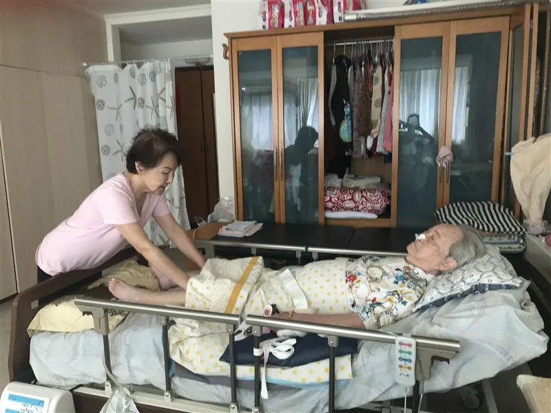 旅美40年返台！台灣歌后曝103歲媽媽肺炎病危「展驚人現況」　「四代同堂畫面」母女像姊妹