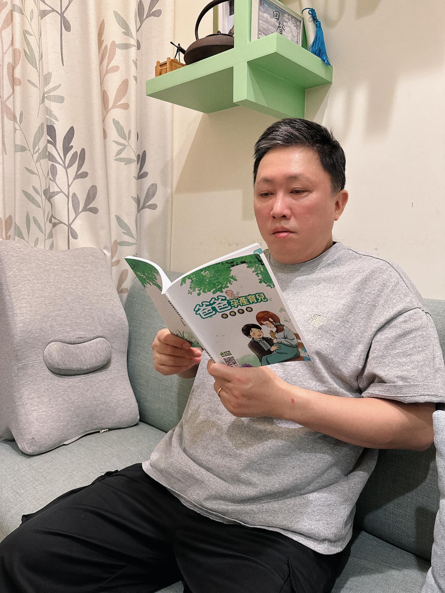 再遇第二春！56歲大咖「聖誕節興奮當爸」曬小手照　謝小22歲嫩妻「為我勇敢一次」