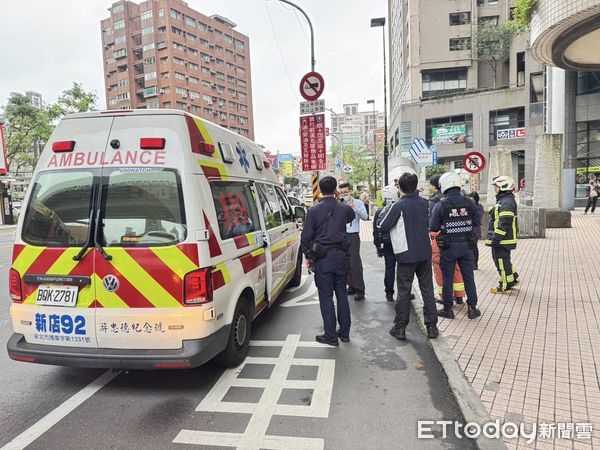 快訊／北捷又傳砍人案！新店捷運廣場驚見「女子背部中3刀」　兇嫌「站原地等警察」路人嚇傻
