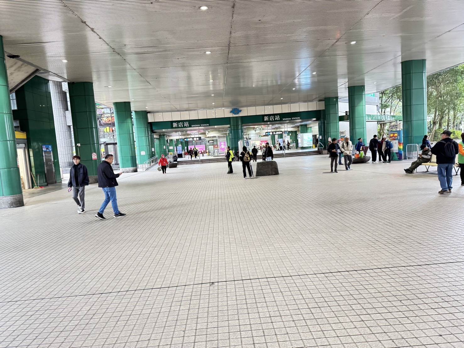 快訊／北捷又傳砍人案！新店捷運廣場驚見「女子背部中3刀」　兇嫌「站原地等警察」路人嚇傻