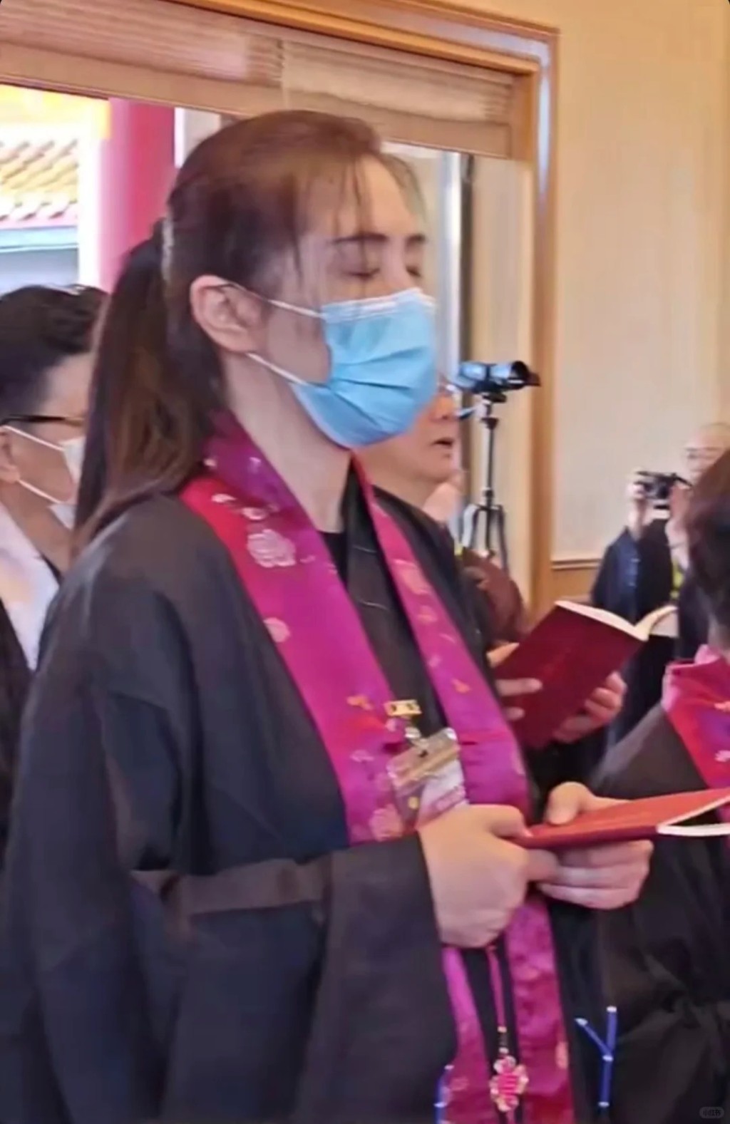 息影20年！亞洲第一美女「全素顏拜早年」遭酸：變形了　看破紅塵「勤參加法會」單身近況曝