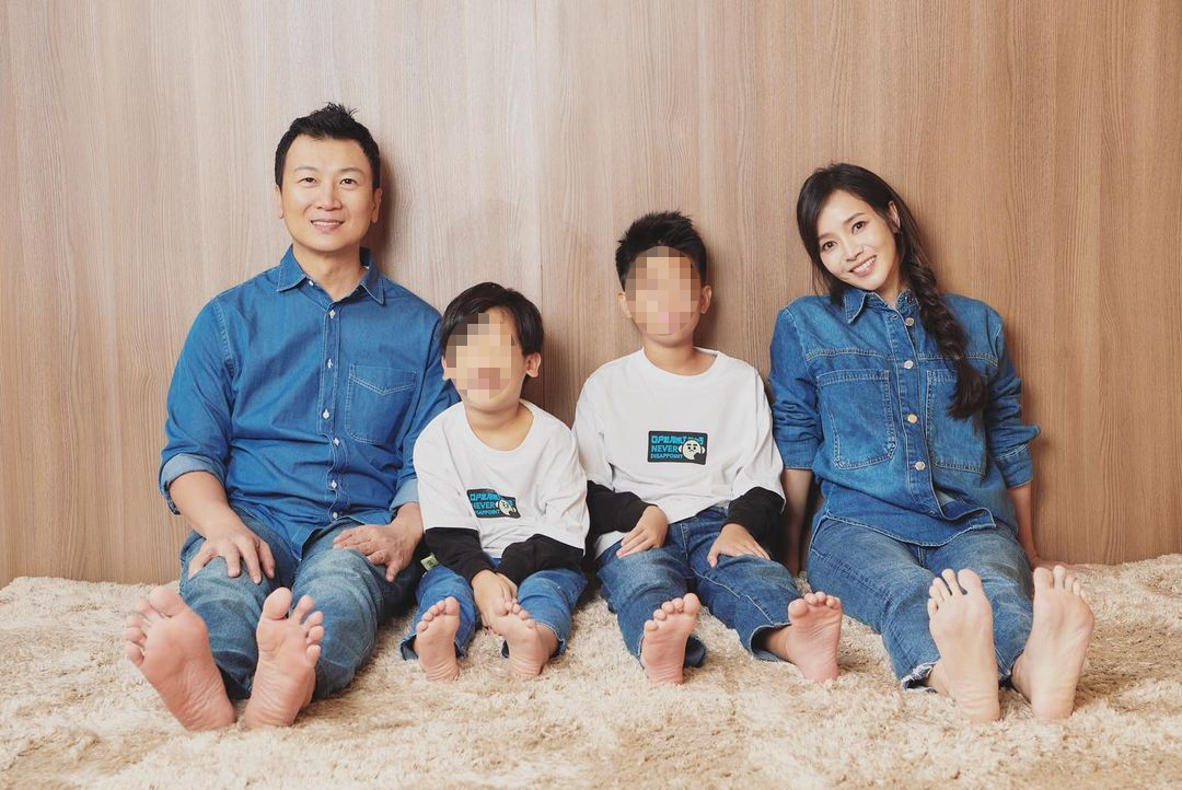 赴陸發展！47歲台灣第一美女主播「工作側拍流出」　網一看「髮際線大後退」不忍目睹