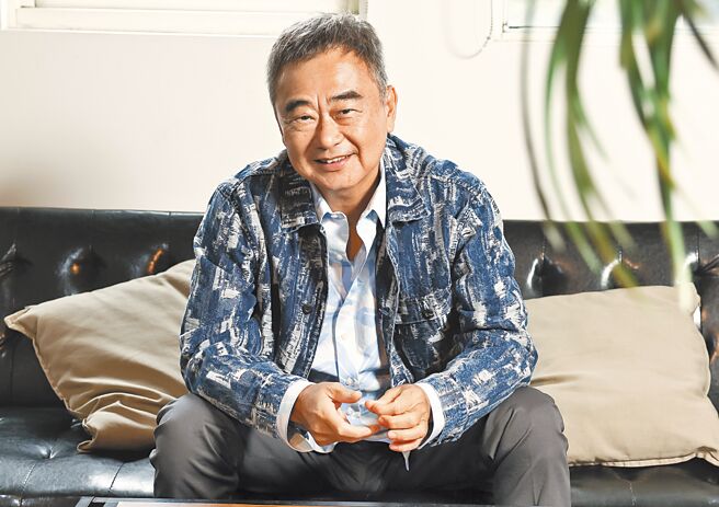 遭酒瓶砸破頭！66歲陳昇「急送醫開腦」求續命　他鬆口曝近況