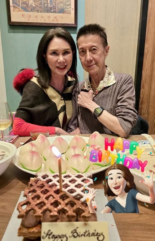 出獄回家！資深女星高調替「78歲富尪慶生」　「男方身材暴瘦」她貴氣十足掀熱議