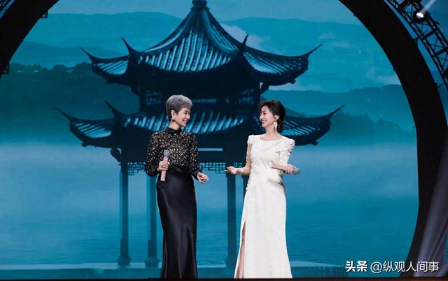 61歲女星無濾鏡曝!「身材乾癟」臉上畫大濃妝 「眼尾紋路全現」一轉正面掀議論