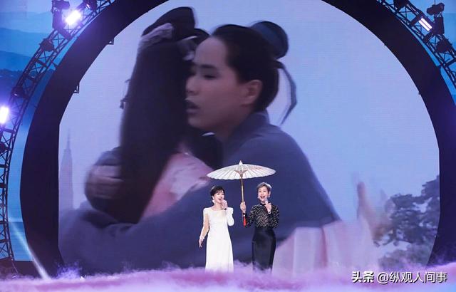 61歲女星無濾鏡曝!「身材乾癟」臉上畫大濃妝 「眼尾紋路全現」一轉正面掀議論