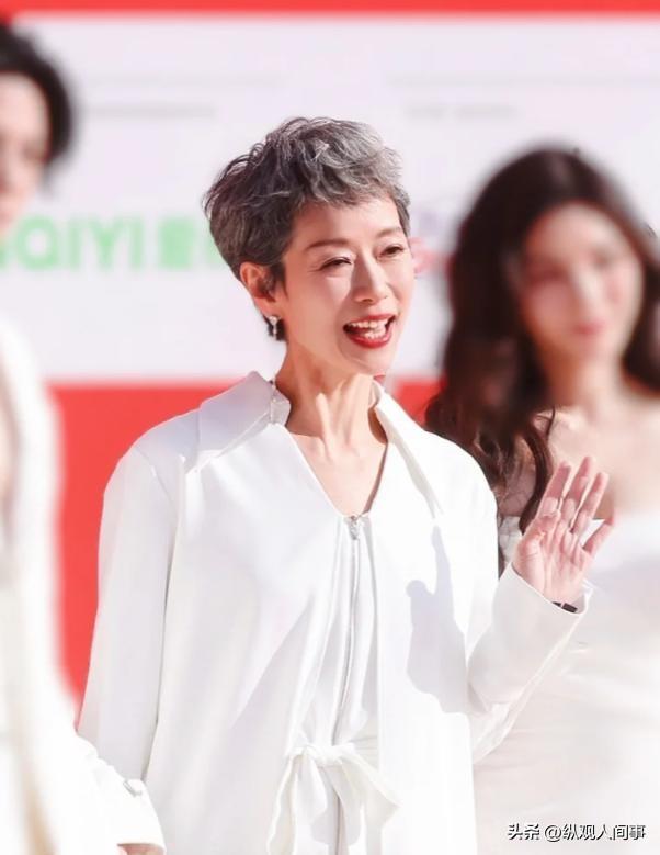 61歲女星無濾鏡曝!「身材乾癟」臉上畫大濃妝 「眼尾紋路全現」一轉正面掀議論