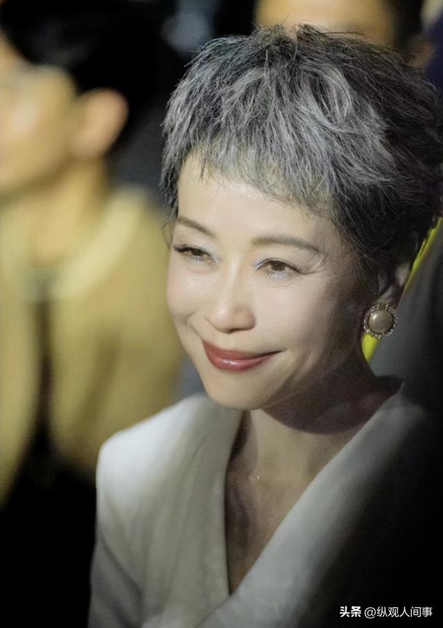 61歲女星無濾鏡曝!「身材乾癟」臉上畫大濃妝 「眼尾紋路全現」一轉正面掀議論