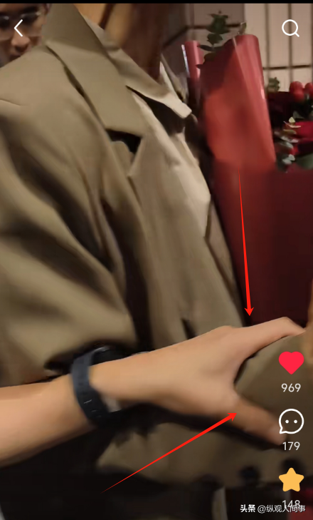 61歲女星無濾鏡曝!「身材乾癟」臉上畫大濃妝 「眼尾紋路全現」一轉正面掀議論