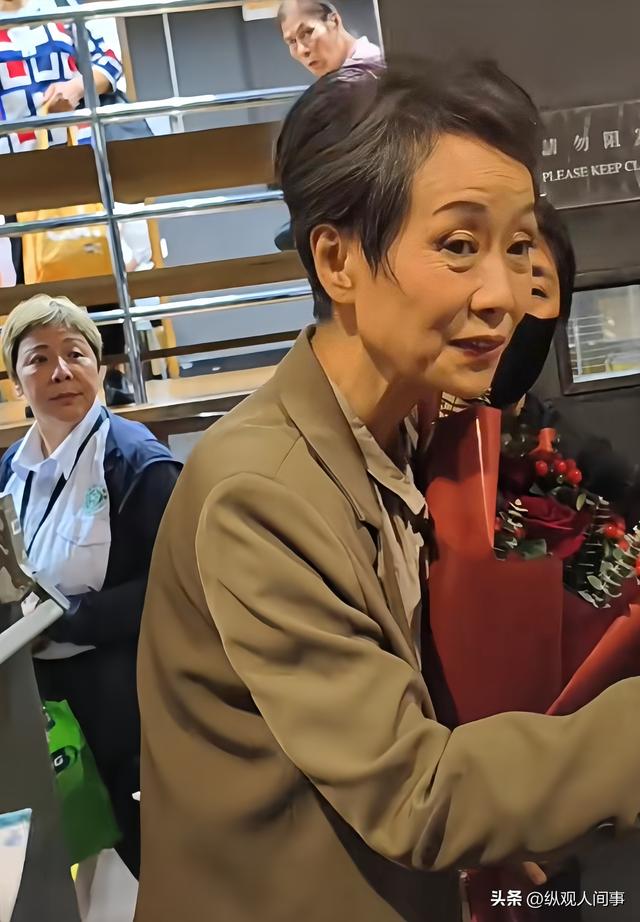 61歲女星無濾鏡曝!「身材乾癟」臉上畫大濃妝 「眼尾紋路全現」一轉正面掀議論