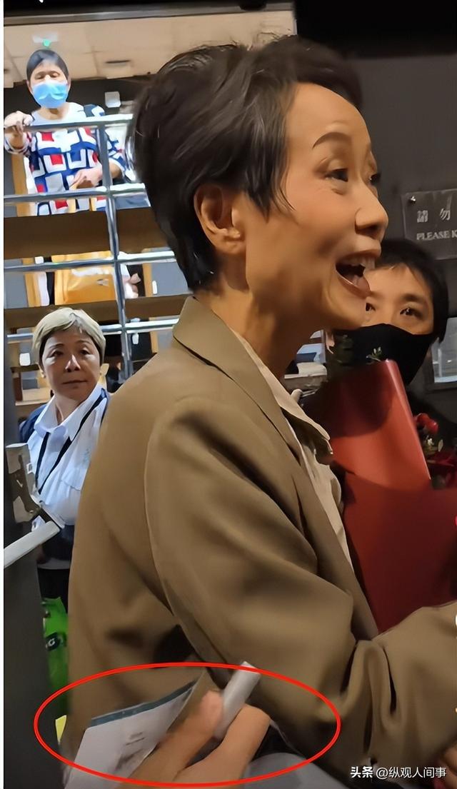 61歲女星無濾鏡曝!「身材乾癟」臉上畫大濃妝 「眼尾紋路全現」一轉正面掀議論