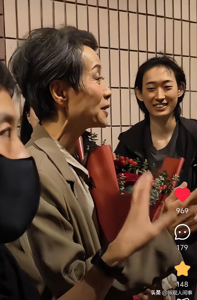 61歲女星無濾鏡曝!「身材乾癟」臉上畫大濃妝 「眼尾紋路全現」一轉正面掀議論