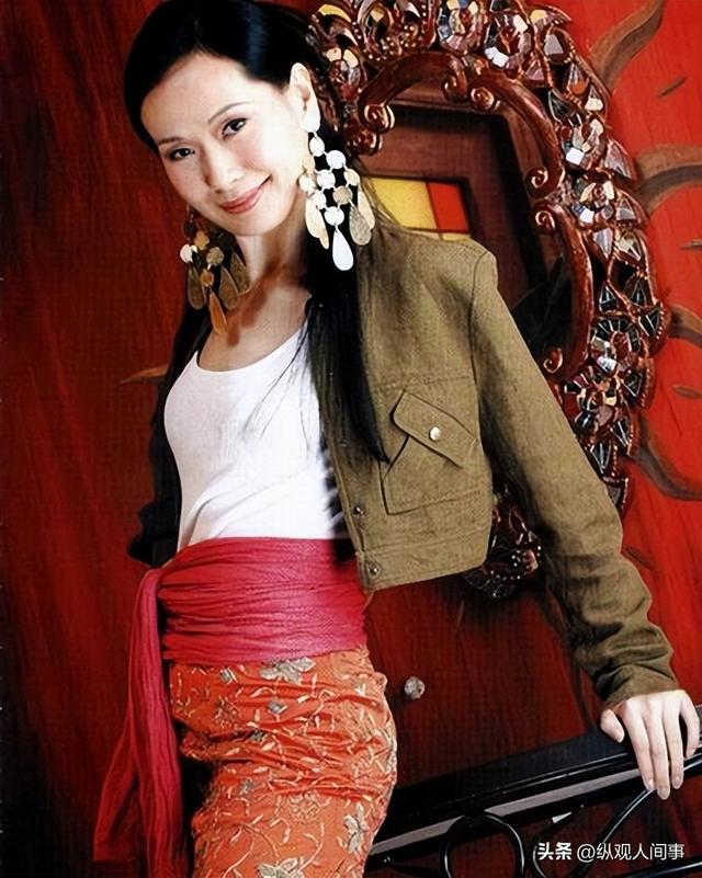 61歲女星無濾鏡曝!「身材乾癟」臉上畫大濃妝 「眼尾紋路全現」一轉正面掀議論