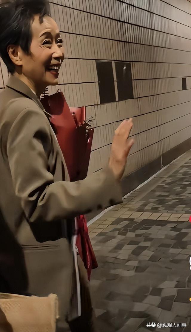 61歲女星無濾鏡曝!「身材乾癟」臉上畫大濃妝 「眼尾紋路全現」一轉正面掀議論