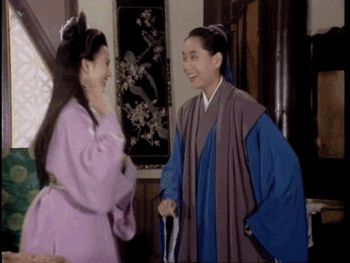 61歲女星無濾鏡曝!「身材乾癟」臉上畫大濃妝 「眼尾紋路全現」一轉正面掀議論