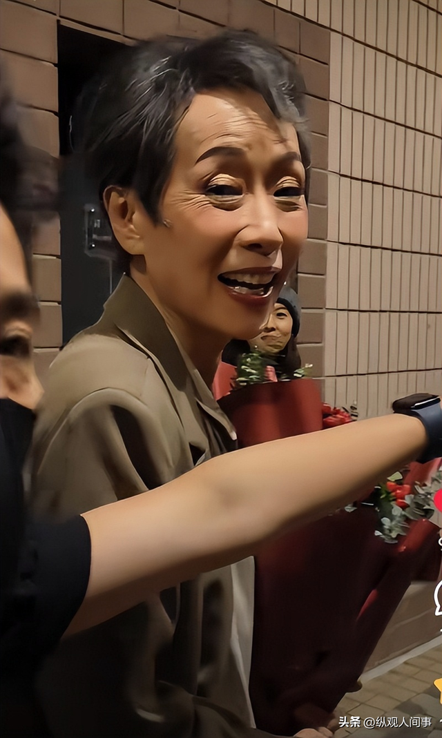 61歲女星無濾鏡曝!「身材乾癟」臉上畫大濃妝 「眼尾紋路全現」一轉正面掀議論