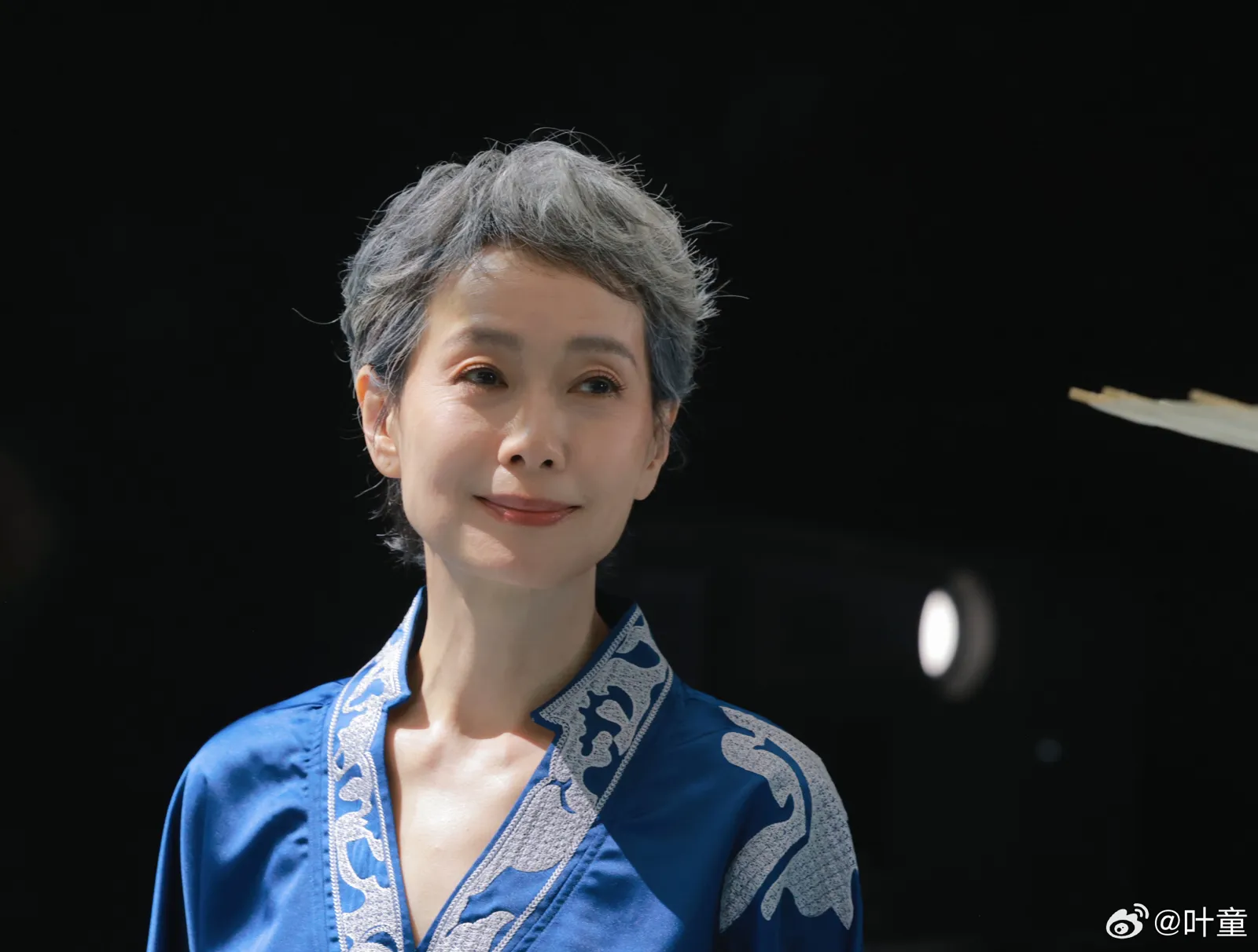 61歲女星無濾鏡曝!「身材乾癟」臉上畫大濃妝 「眼尾紋路全現」一轉正面掀議論