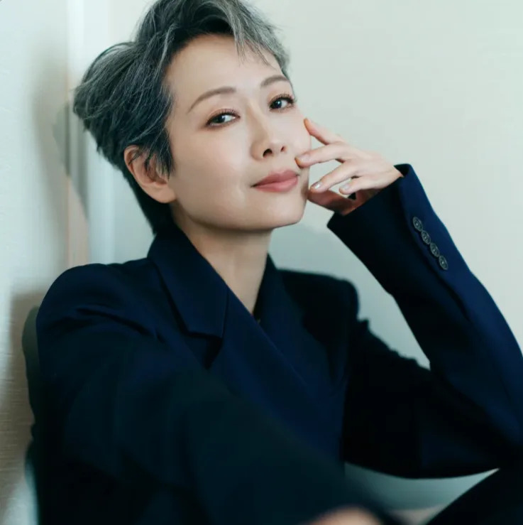 61歲女星無濾鏡曝!「身材乾癟」臉上畫大濃妝 「眼尾紋路全現」一轉正面掀議論