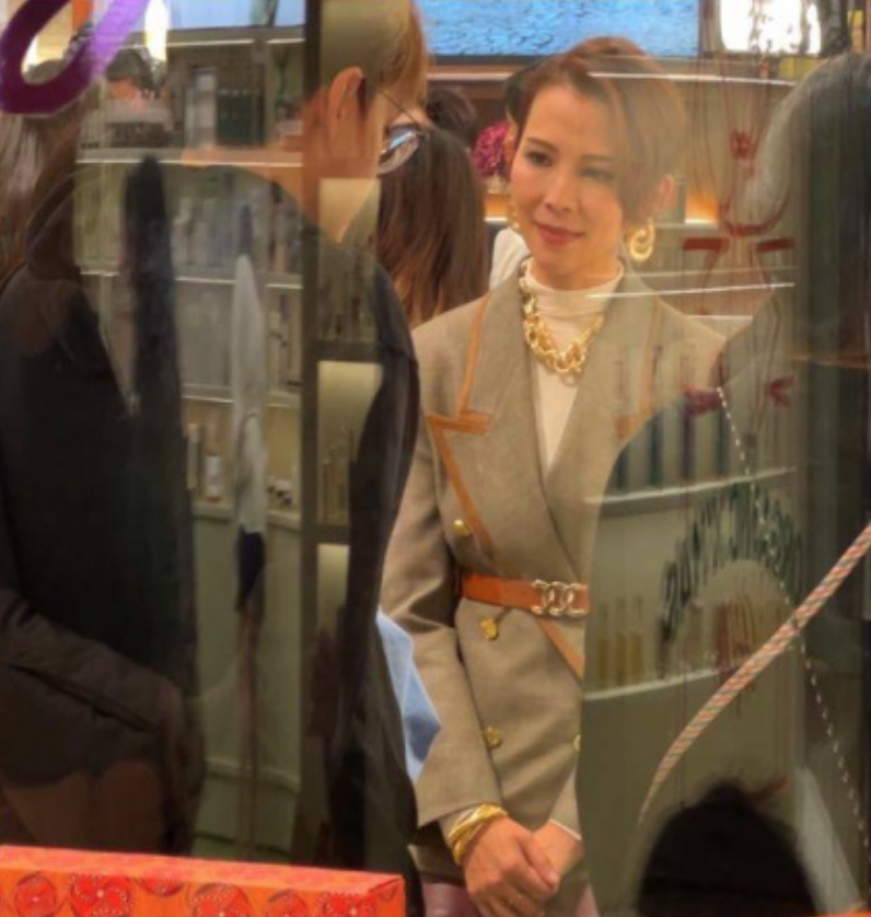 壞女人專業戶！52歲資深女星「私下親民舉動」圈粉無數　鏡頭一轉「老公模樣超詭異」網友全嚇壞