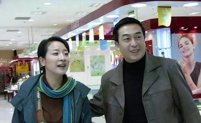 分居12年！資深女星被爆「多次出軌小鮮肉」　丈夫次次原諒「坐輪椅也不離婚」