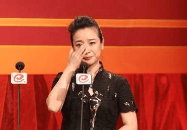 分居12年！資深女星被爆「多次出軌小鮮肉」　丈夫次次原諒「坐輪椅也不離婚」