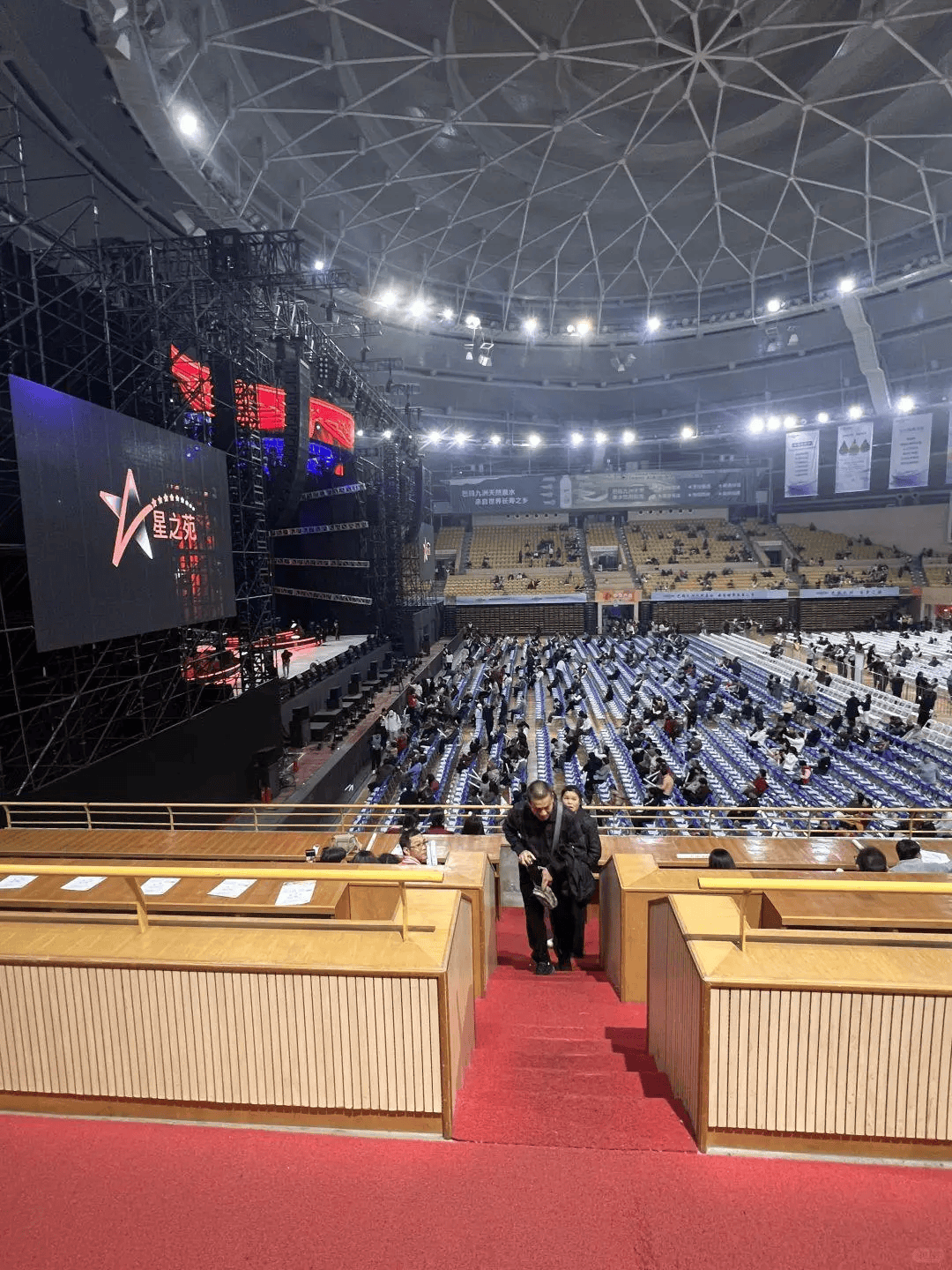 67歲蔡琴演唱會翻車！「遲到四十分鐘」尬聊一小時　「開場前主辦方舉動」歌迷全氣炸