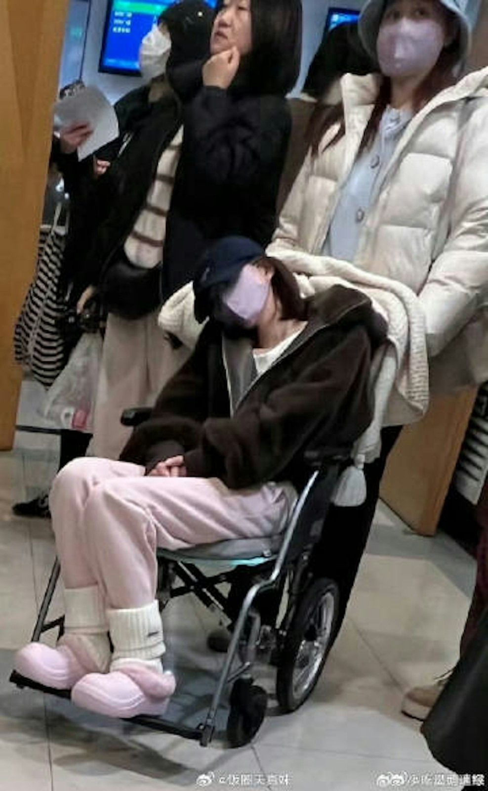 復健畫面曝光!當紅女演員驚爆「被老闆拖進廁所羞辱2小時」 入院後「勇敢曬最新近況」:路都走不穩...
