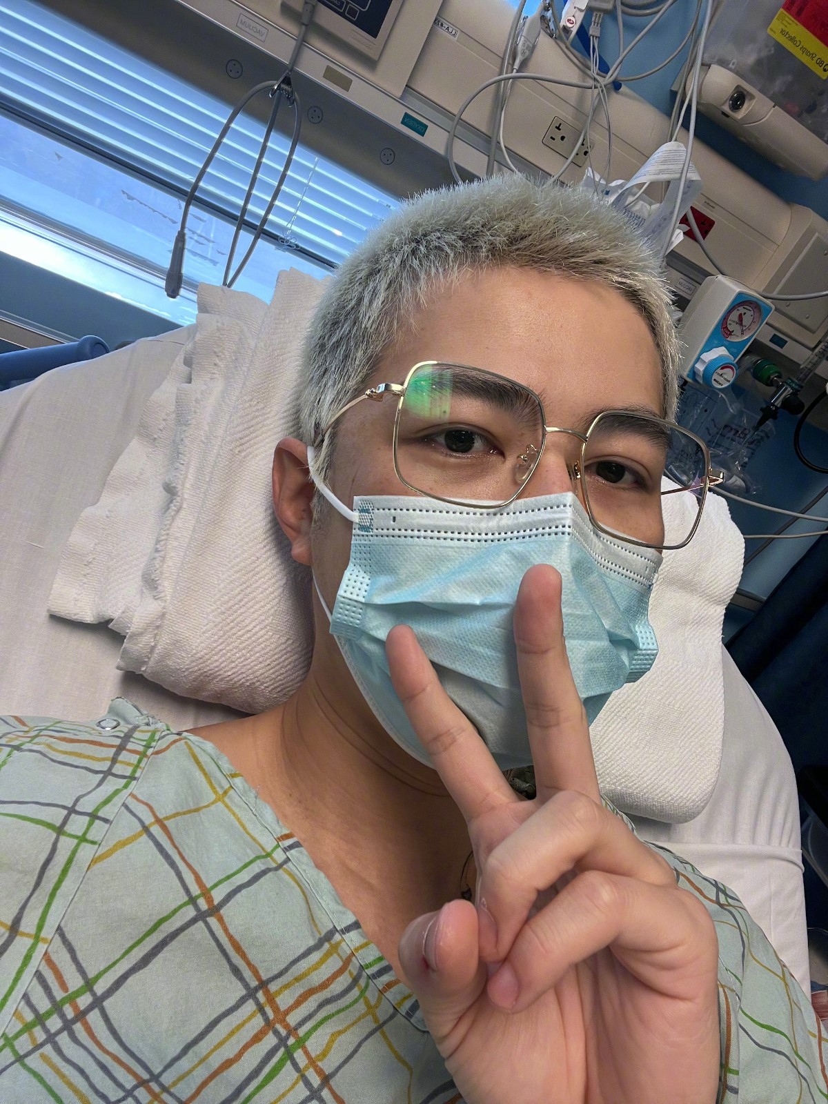 突消失螢光幕！34歲大咖男星「遇嚴重車禍4度動刀」　曬躺病床近照喊：「希望是最後一次...」近況曝
