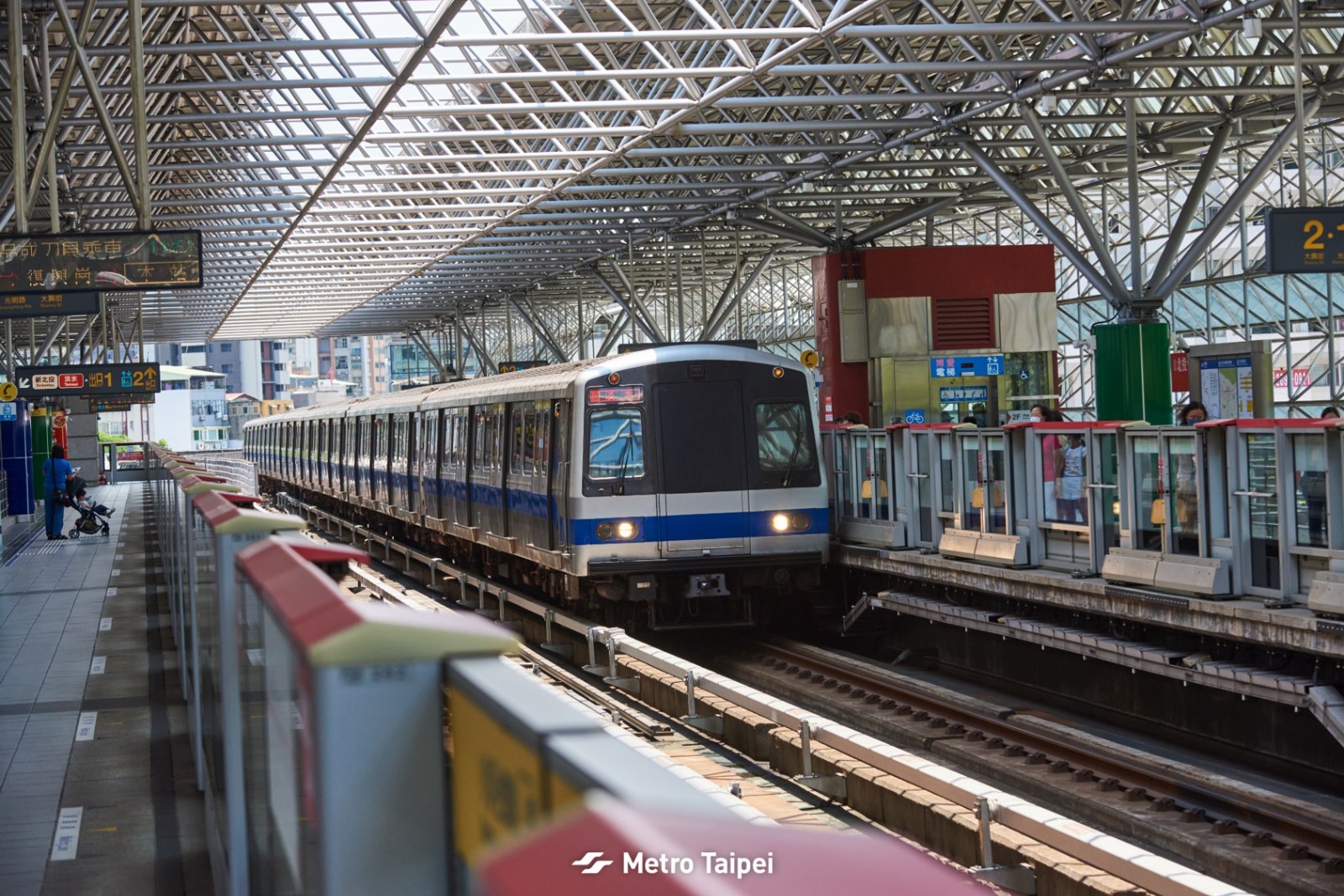 捷運驚見「五指神鞋」！乘客腳踩分趾黑襪引熱議 內行人曝：這雙好處多多