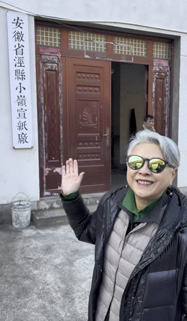 風靡一時！61歲資深女星「滿頭白髮身材發福」　一摘下墨鏡「優雅自信」經常四處旅遊