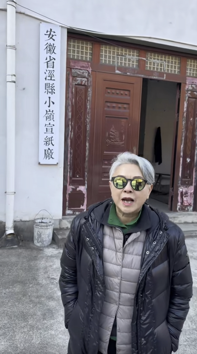 風靡一時！61歲資深女星「滿頭白髮身材發福」　一摘下墨鏡「優雅自信」經常四處旅遊