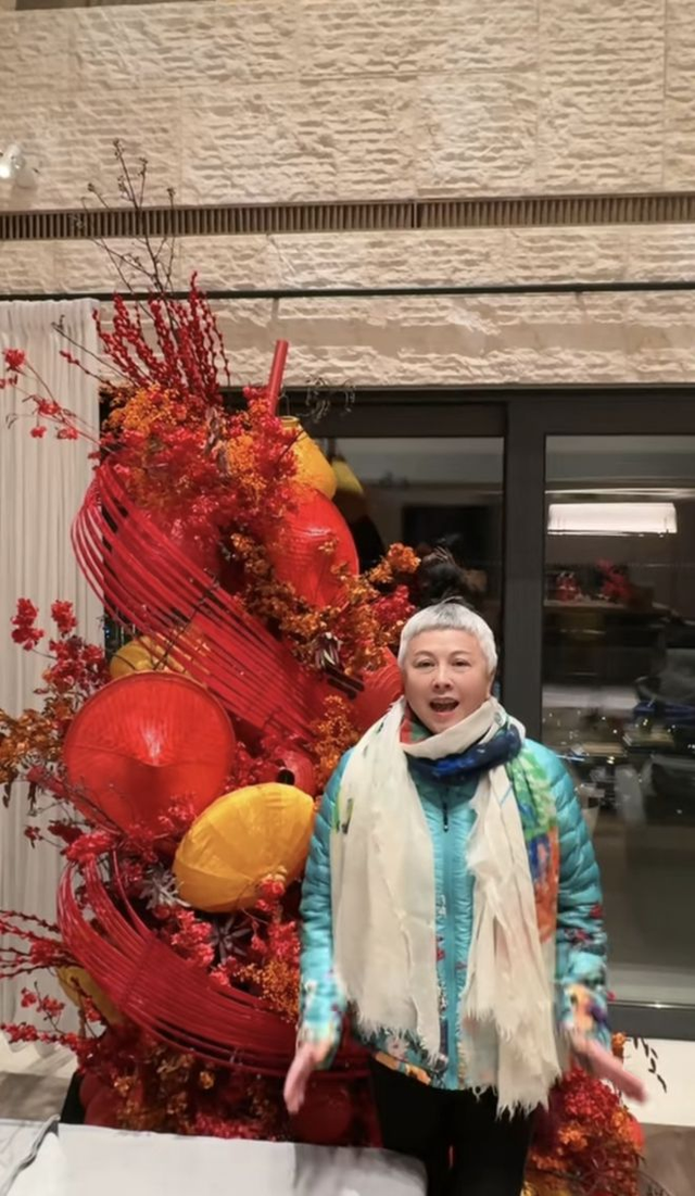 風靡一時！61歲資深女星「滿頭白髮身材發福」　一摘下墨鏡「優雅自信」經常四處旅遊