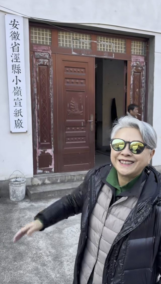 風靡一時！61歲資深女星「滿頭白髮身材發福」　一摘下墨鏡「優雅自信」經常四處旅遊