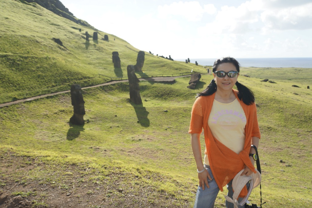 風靡一時！61歲資深女星「滿頭白髮身材發福」　一摘下墨鏡「優雅自信」經常四處旅遊