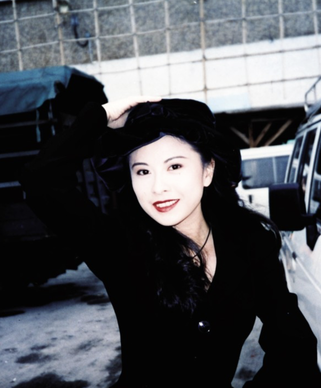 風靡一時！61歲資深女星「滿頭白髮身材發福」　一摘下墨鏡「優雅自信」經常四處旅遊