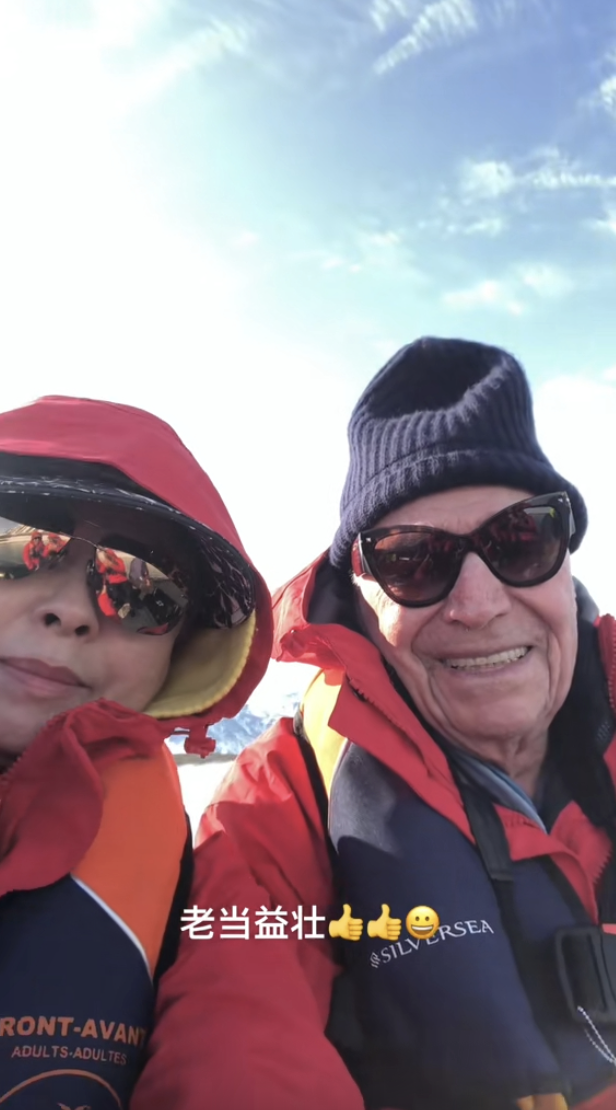 風靡一時！61歲資深女星「滿頭白髮身材發福」　一摘下墨鏡「優雅自信」經常四處旅遊