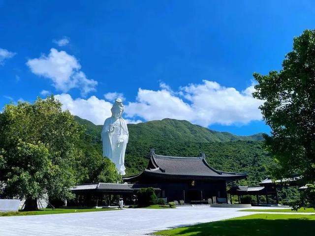 97歲知名大咖現身慈山寺拜佛「爆求長命百歲」　旁人攙扶「佛堂下跪」畫面曝光