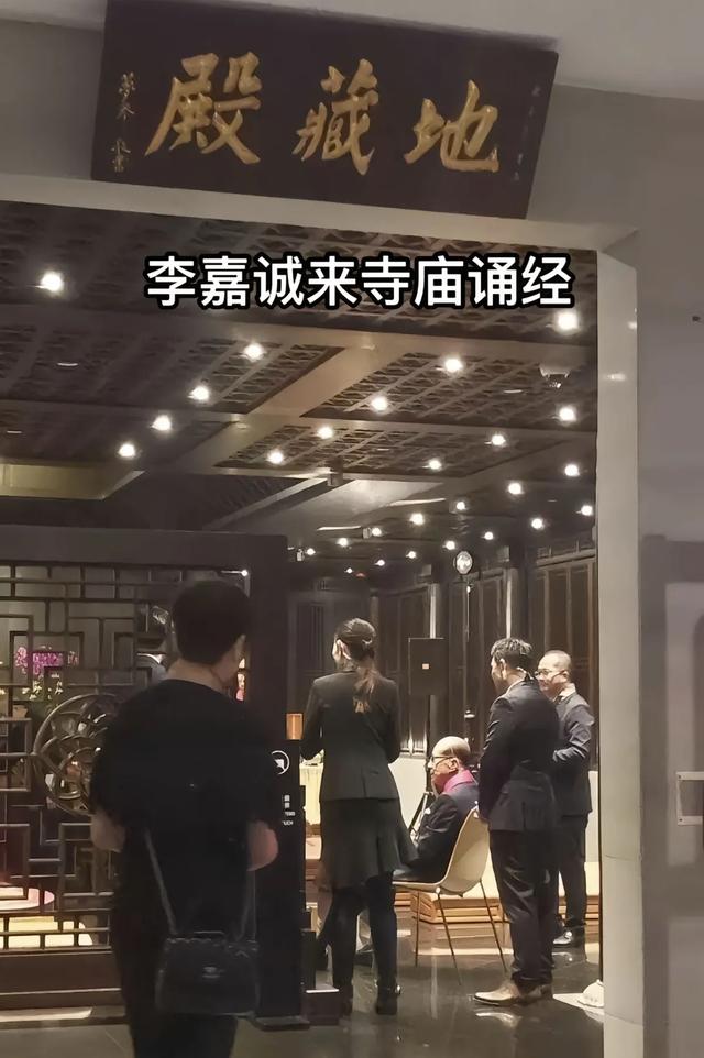 97歲知名大咖現身慈山寺拜佛「爆求長命百歲」　旁人攙扶「佛堂下跪」畫面曝光