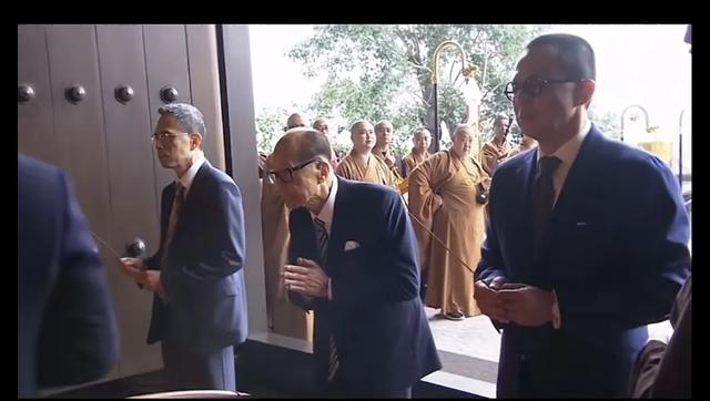 97歲知名大咖現身慈山寺拜佛「爆求長命百歲」　旁人攙扶「佛堂下跪」畫面曝光