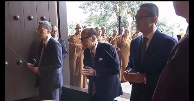 97歲知名大咖現身慈山寺拜佛「爆求長命百歲」　旁人攙扶「佛堂下跪」畫面曝光