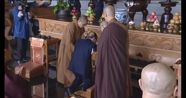 97歲知名大咖現身慈山寺拜佛「爆求長命百歲」　旁人攙扶「佛堂下跪」畫面曝光