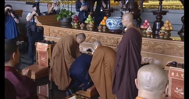 97歲知名大咖現身慈山寺拜佛「爆求長命百歲」　旁人攙扶「佛堂下跪」畫面曝光