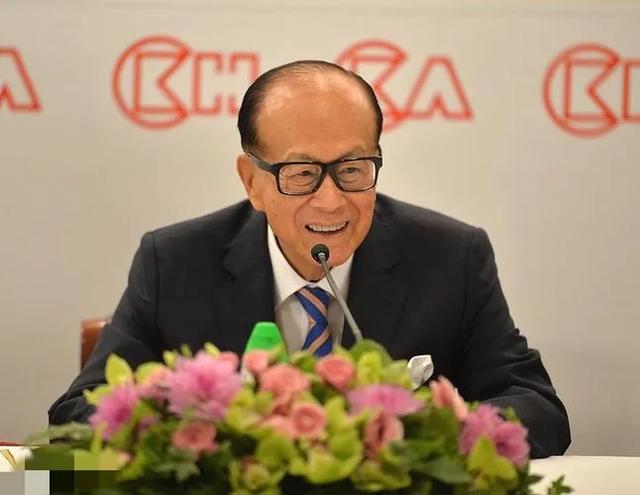 97歲知名大咖現身慈山寺拜佛「爆求長命百歲」　旁人攙扶「佛堂下跪」畫面曝光